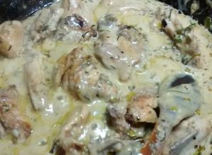 Una foto de Pollo al wok con romero, puerros y mostaza