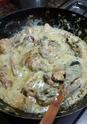 Una foto de Pollo al wok con romero, puerros y mostaza