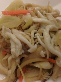 [好菇多多] 雪菇酸菜炒麵腸 的食譜成品照片