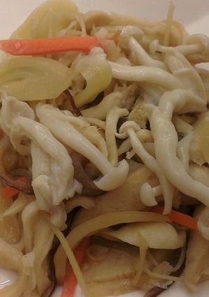 [好菇多多] 雪菇酸菜炒麵腸 的食譜成品照片