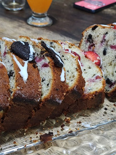 Una foto de Budín OREO & FRUTILLAS (XL)