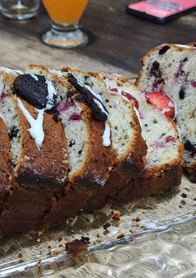 Una foto de Budín OREO & FRUTILLAS (XL)