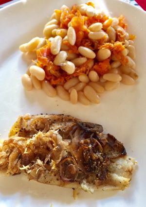 Una foto de Merluza al horno con cebolla 🤩😼