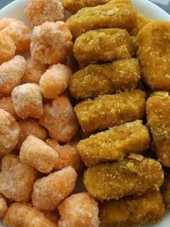 गुड़ और शक्कर के पारे (Gur aur shakkar ke pare recipe in Hindi) रेसिपी मुख्य फोटो