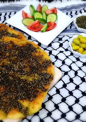 صورة لوصفة مناقيش الزعتر الفلسطيني الاصلي على الحجر