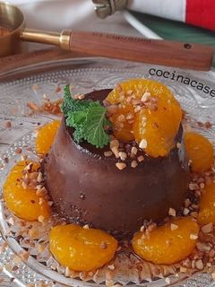 Una foto de Flan de chocolate con mandarina