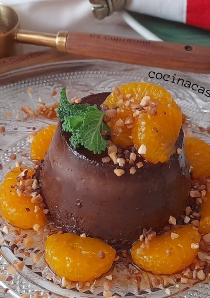 Una foto de Flan de chocolate con mandarina