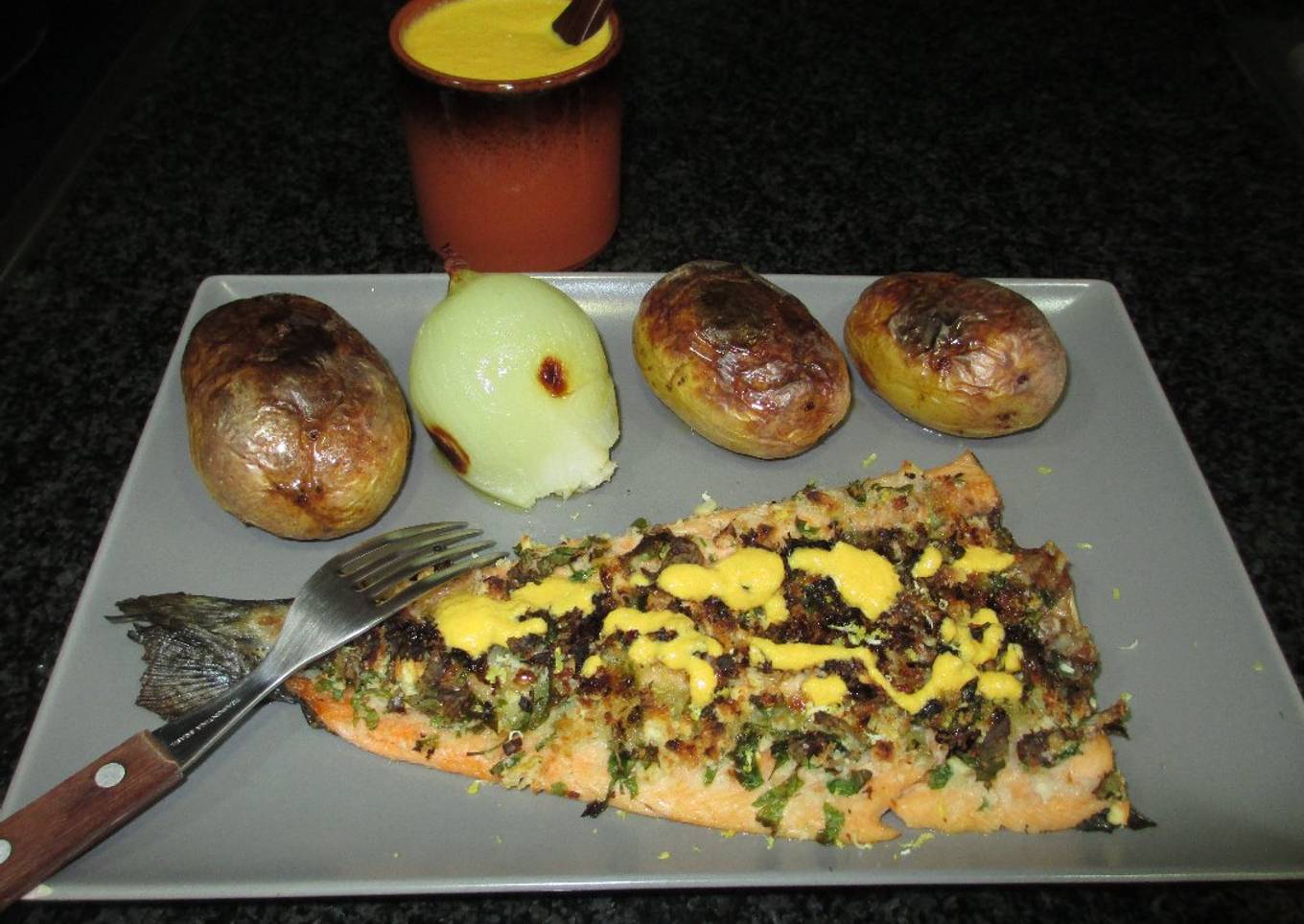 Libritos de trucha asalmonada con patatas y cebolla en el horno y salsa crudivegana