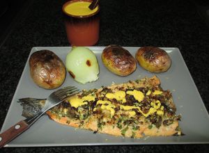 Foto principal de Libritos de trucha asalmonada con patatas y cebolla en el horno y salsa crudivegana