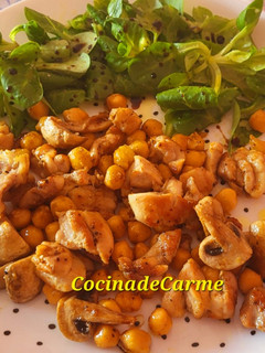 Una foto de Pollo con garbanzos y champiñones al curry