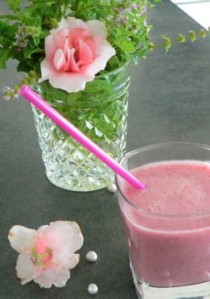 Une photo de Smoothie de fruits rouges au lait d'amandes à la menthe sauvage