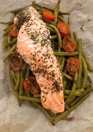 Une photo de Papillote de saumon haricots verts tomates cerises