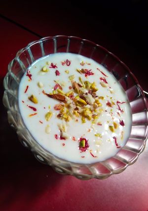 पिस्ता श्रीखंड (pista shrikhand recipe in marathi) रेसिपी चे मुख्य फोटो