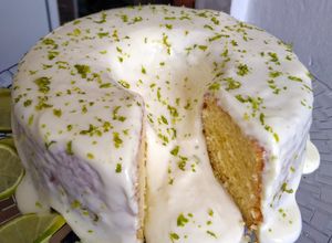 Foto de Bolo de iogurte com cobertura de limão