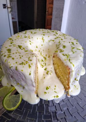 Foto de Bolo de iogurte com cobertura de limão