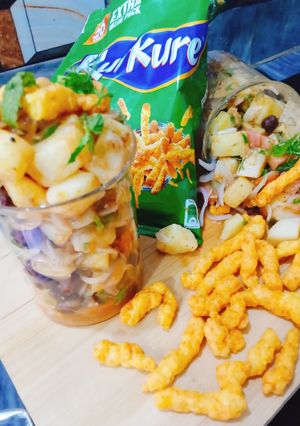 A picture of Chatpati alu chat with kurkury 😋😋😋.