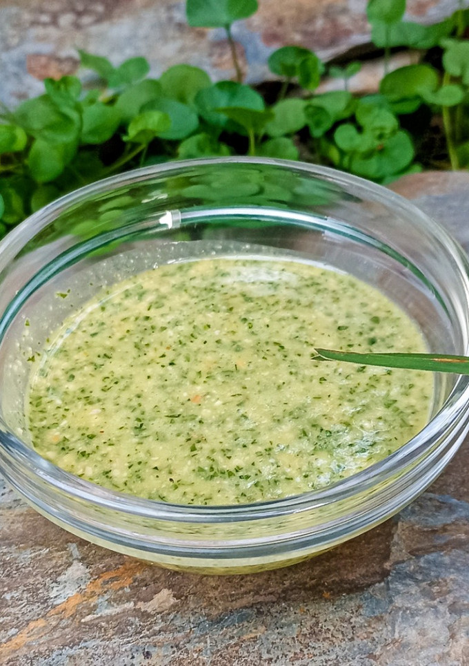 Una foto de Salsa pesto ligera