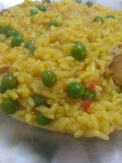 Una foto de Arroz con verduras y pollo