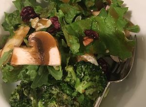 Una foto de Brócoli hash & ensalada de manzana 🥗