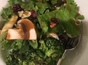 Una foto de Brócoli hash & ensalada de manzana 🥗
