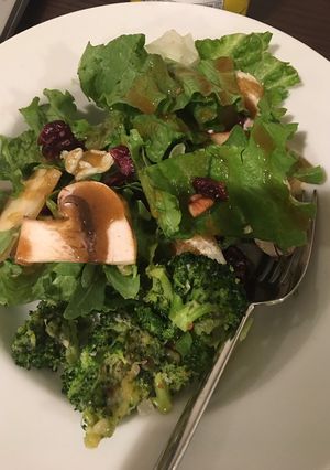 Una foto de Brócoli hash & ensalada de manzana 🥗