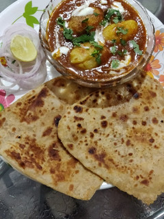 દમ આલુ અને પરાઠા રેસીપી મુખ્ય ફોટો