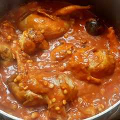 A picture of خورشت با بلدرچین شکم پر.