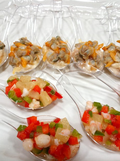 Una foto de Aperitivos en cuchara: berberechos/gambas y piña
