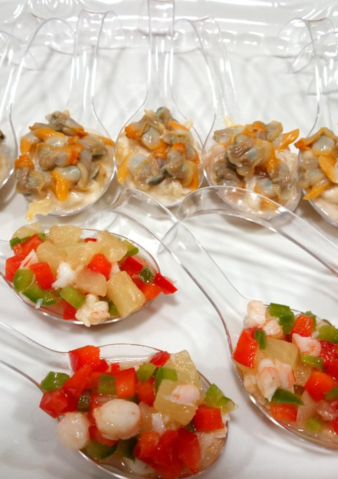 Una foto de Aperitivos en cuchara: berberechos/gambas y piña