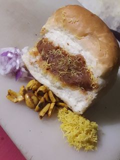 દાબેલી(dabeli recipe in Gujarati) રેસીપી મુખ્ય ફોટો