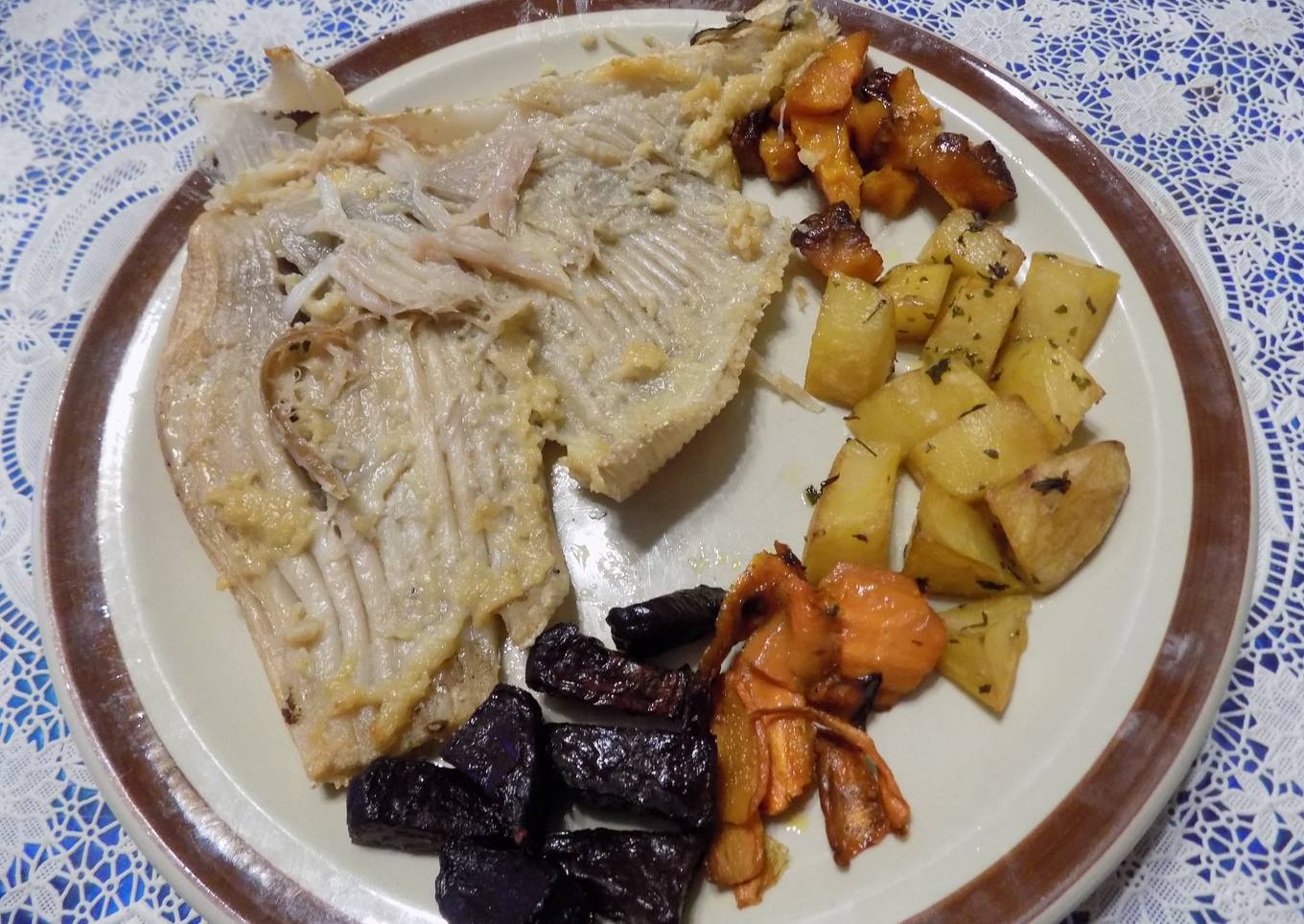 Cola de Raya al horno con zanahoria, remolacha, papa y calabaza