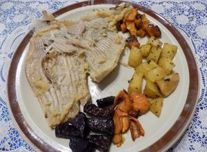 Una foto de Cola de Raya al horno con zanahoria, remolacha, papa y calabaza