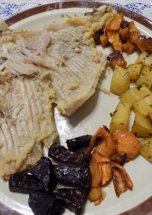 Una foto de Cola de Raya al horno con zanahoria, remolacha, papa y calabaza