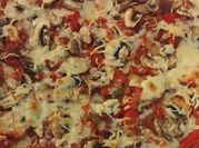 Una foto de pizza de champiñones y vegetales