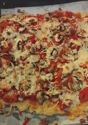 Una foto de 🍕 Pizza de pimientos y champiñones con base de garbanzos