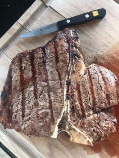 Una foto de Poterhouse a la parrilla (en bloque de sal Himalaya)