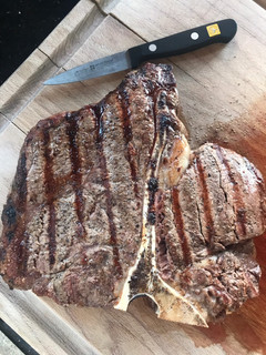 Una foto de Poterhouse a la parrilla (en bloque de sal Himalaya)