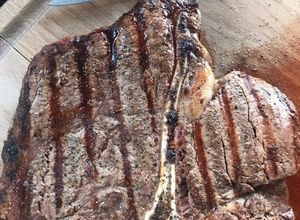 Una foto de Poterhouse a la parrilla (en bloque de sal Himalaya)