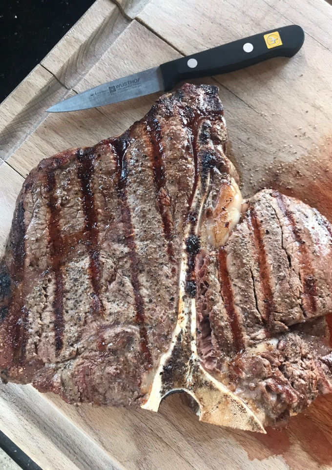 Una foto de Poterhouse a la parrilla (en bloque de sal Himalaya)