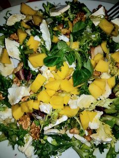 Una foto de Ensalada con mango y queso de cabra