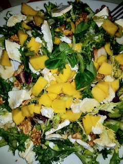 Una foto de Ensalada con mango y queso de cabra
