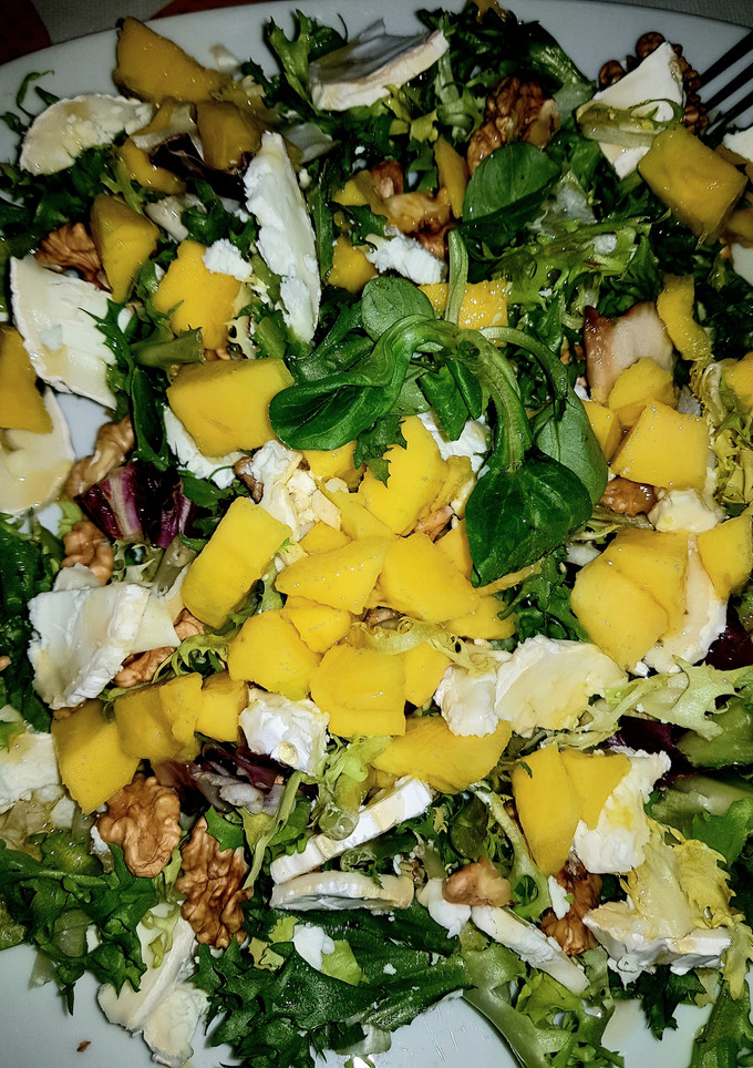 Una foto de Ensalada con mango y queso de cabra