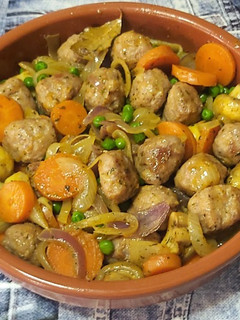 Una foto de Albóndigas con verduras