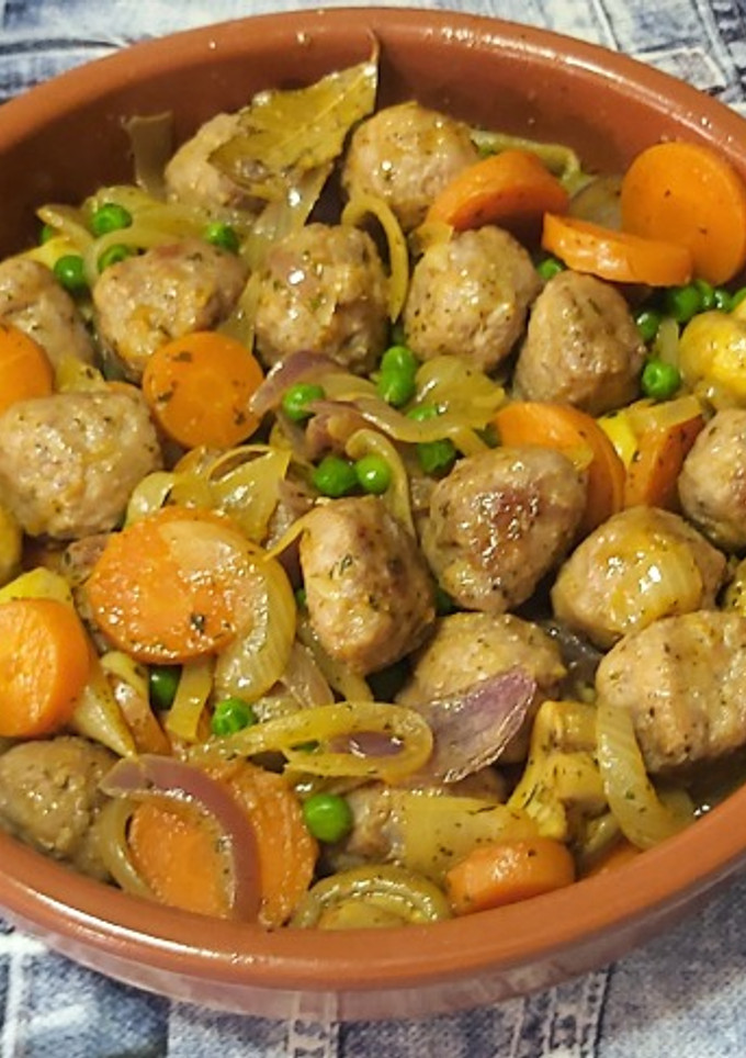 Una foto de Albóndigas con verduras