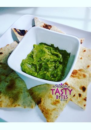 A picture of Crispy tortillas with Avocado dip.