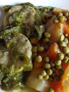 Una foto de Medallones de merluza con verduras