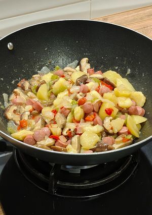 Una foto de Reinterpretación de salchipapas al estilo oriental