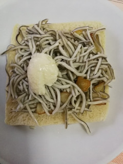 Una foto de Tapa de gulas con Ali oli