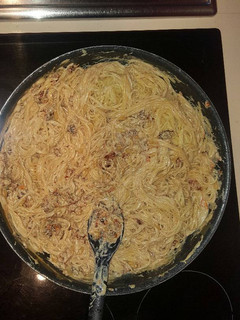 Una foto de Spaghetti pesto roso panna