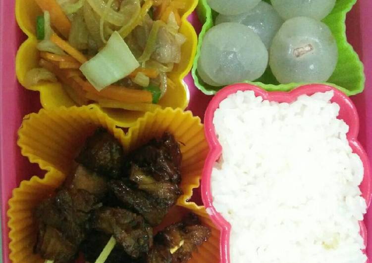 Bekal Sekolah Khansa : nasi, tumis wortel&kol, sate ayam dan lengkeng